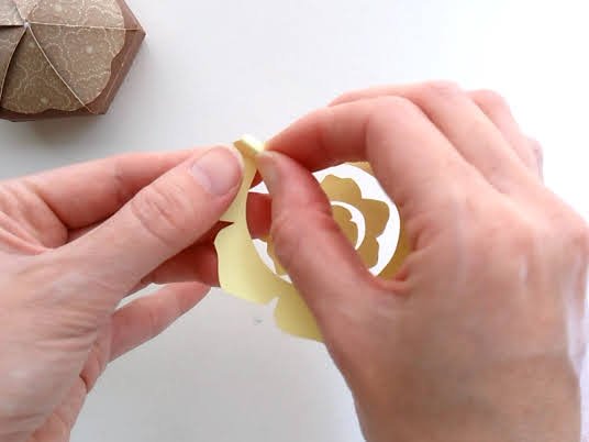 Making a paper rose for a cupcake favour box